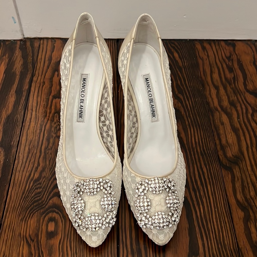 Manolo Blahnik hangisi lace pumps